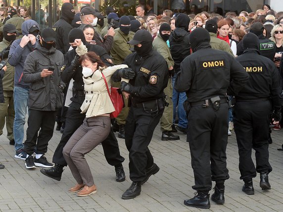 Une nouvelle marche de l'opposition est prévue en Bélarusse après la répression policière de la manifestation des femmes de samedi. © KEYSTONE/EPA/STR
