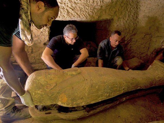 Cette nouvelle découverte s'ajoute à celle de 13 autres sarcophages au même endroit il y a une semaine, a indiqué le ministère des Antiquités © KEYSTONE/EPA/EGYPTIAN TOURISM AND ANTIQUITIES MINISTRYHANDOUT