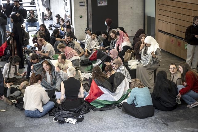 Occupation de l’Unifr: Réunis pacifiquement, les étudiants contournent l’ultimatum en révisant