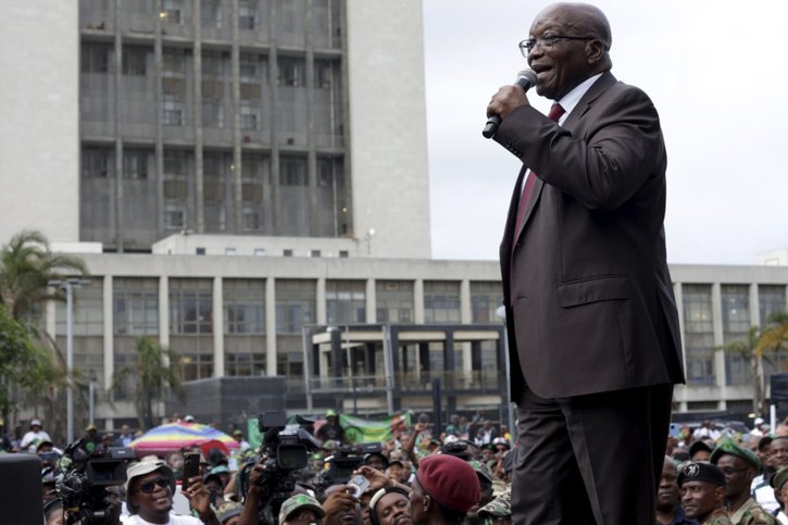 L'ancien président sud-africain Jacob Zuma s'adresse mercredi à des supporters du petit parti radical Umkhonto We Sizwe. M. Zuma avait créé la surprise en décembre en annonçant soutenir ce parti récemment créé. © KEYSTONE/AP