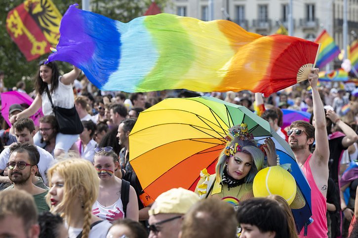 Après Genève en 2023 (photo), la Pride romande débarquera en Valais en juillet prochain, plus précisément à Martigny. (Archives). © KEYSTONE/MARTIAL TREZZINI