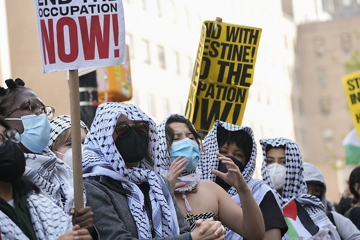 Des étudiants pro-palestiniens protestent contre la guerre à Gaza devant un campus universitaire. © KEYSTONE/AP/Mary Altaffer