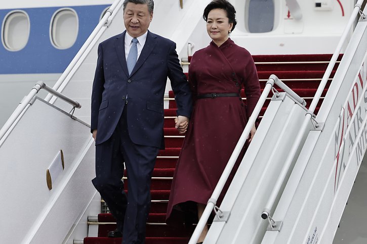 Le président chinois Xi Jinping et son épouse Peng Liyuan sont arrivés à l'aéroport d'Orly dimanche. © KEYSTONE/AP/Stephane de Sakutin