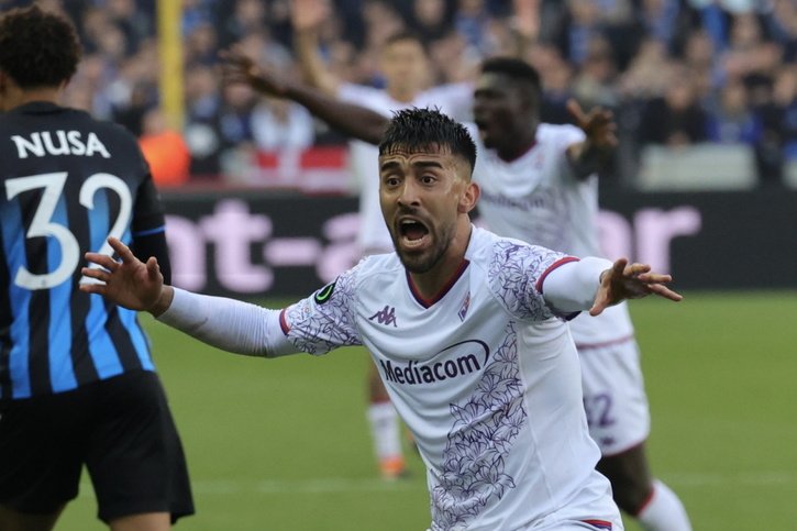 La joie de Nicolas Gonzalez au coup de sifflet final: la Fiorentina est à nouveau en finale de la Conference League. © KEYSTONE/EPA/OLIVIER MATTHYS