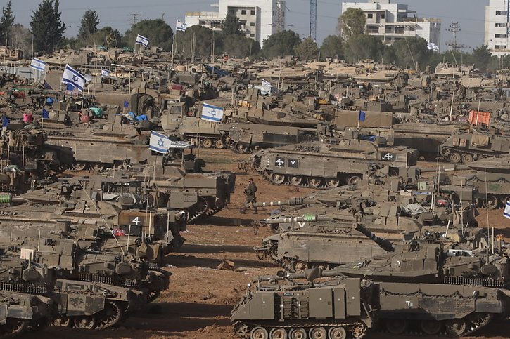 Des véhicules militaires israéliens se sont rassemblés près de la frontière avec la bande de Gaza. © KEYSTONE/EPA/ABIR SULTAN