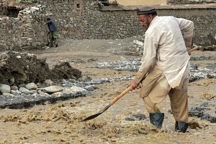 Depuis mi-avril, des crues subites et des inondations ont fait une centaine de morts en Afghanistan. Le pays a connu un hiver très sec, rendant plus difficile l'absorption des pluies par les sols. (archives) © KEYSTONE/EPA/SHAMRIZ SABAWOON